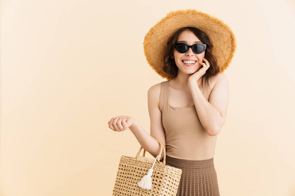 Portrait of beautiful brunette woman wearing straw hat and sungl - Foto, imagen