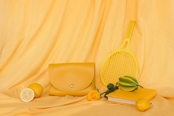 objets jaunes : sac, livre, citron, bonbons, fleurs sur fond jaune. toile fond, mise en page, endroit pour le texte. conception
 - Photo, image