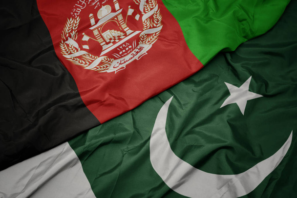 agitant drapeau coloré du pakistan et drapeau national de l'afghanistan
. - Photo, image