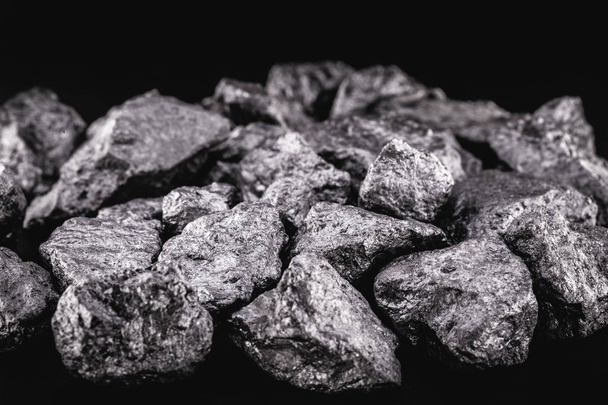 nagy ezüst aranyrög a fekete háttér. Nyers ezüst kő, natív ezüst aranyrög Libériából, elszigetelt fekete háttér. Ásványkitermelés. - Fotó, kép