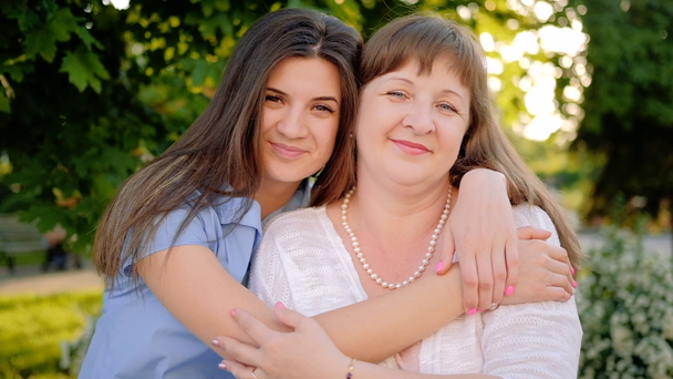 madre hija afecto tierno cuidado amor mujeres
 - Metraje, vídeo