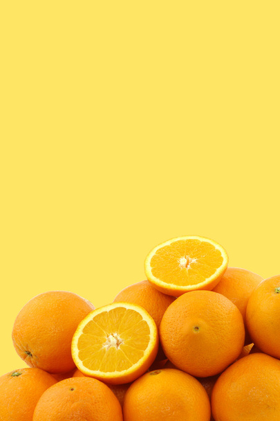 oranges fraîches et deux moitiés
 - Photo, image