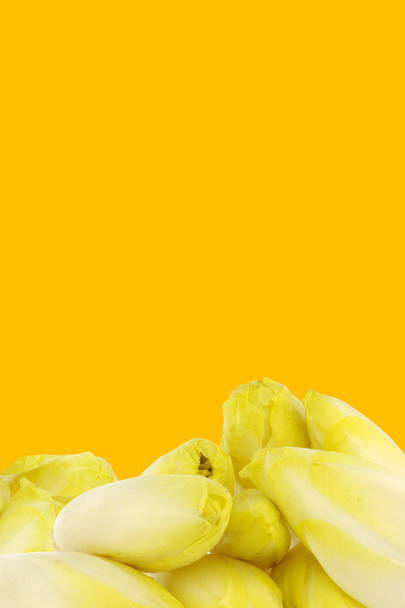 gemischte gelbe und grüne Zucchini in einer Holzkiste - Foto, Bild