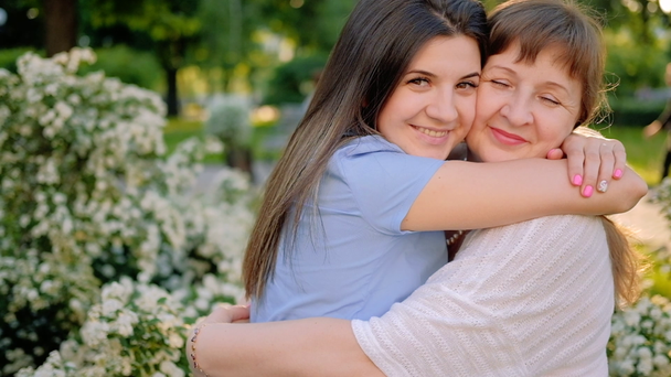 ευτυχισμένη οικογένεια συνάντηση αγάπη δέσιμο χαρά κόρη μαμά - Πλάνα, βίντεο