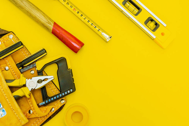 Herramientas profesionales para el maestro constructor sobre un fondo amarillo
. - Foto, Imagen