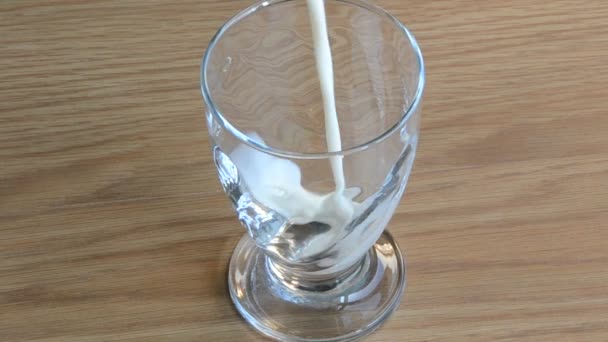 Riempimento di un bicchiere di latte
 - Filmati, video