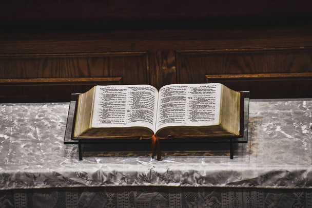 Bíblia no púlpito de uma igreja. Harlem, Nova Iorque
. - Foto, Imagem