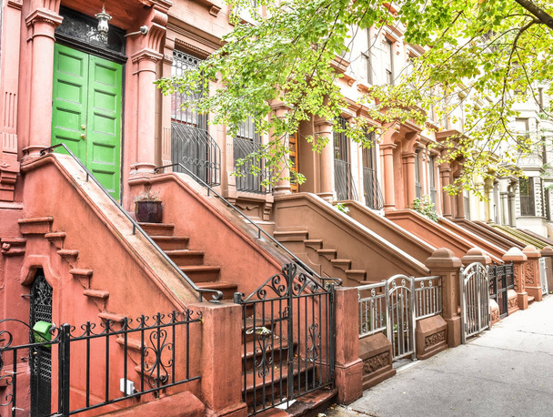 Escada principal e porta de entrada. Prédios de Nova Iorque Harlem. Casas castanhas. NYC, EUA
. - Foto, Imagem
