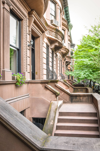 Escalera principal y puerta de entrada. Edificios Harlem de Nueva York. Casas marrones. Nueva York, Estados Unidos
. - Foto, Imagen