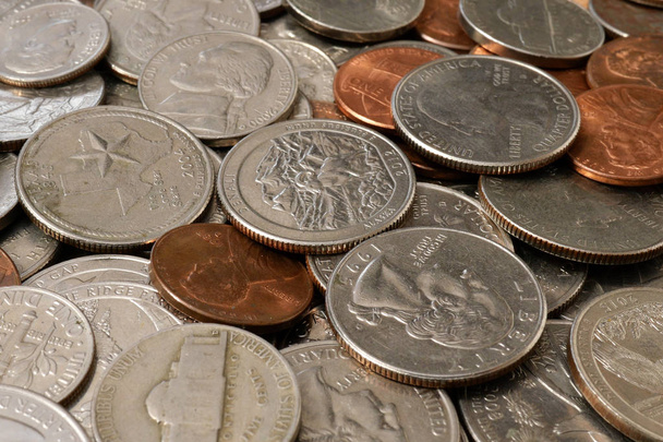 Amerikanisches Geld. großer Stapel von Münzen amerikanischer Cents - Foto, Bild