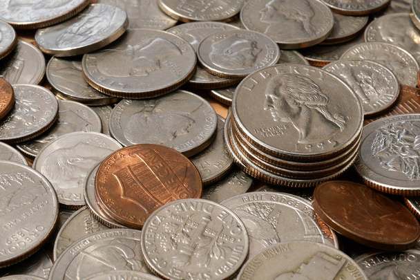 Amerikanisches Geld. großer Stapel von Münzen amerikanischer Cents - Foto, Bild