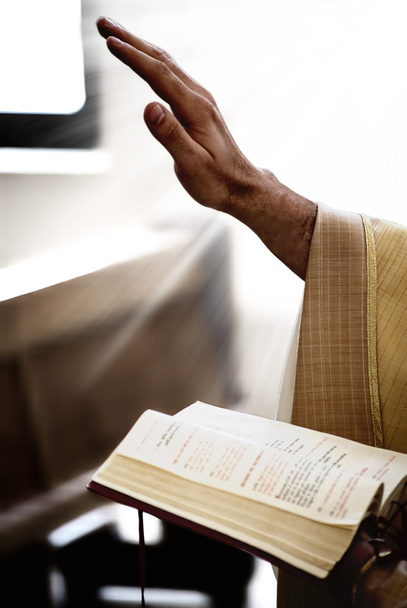Рука священик, який тримає Біблії - Фото, зображення