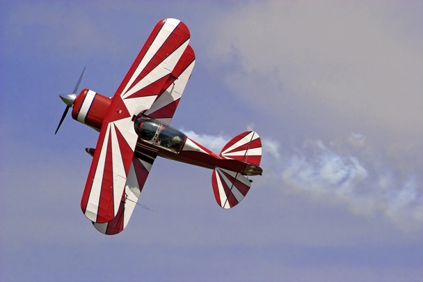piros fehér kétfedelű repülőgép - Fotó, kép