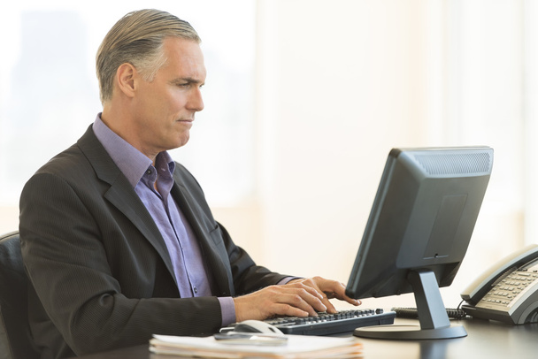 Geschäftsmann nutzt Desktop-PC im Büro - Foto, Bild