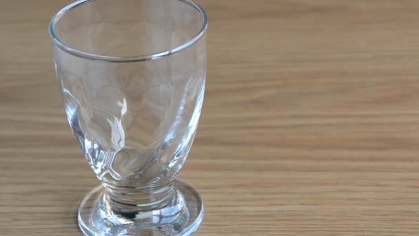 Llenar un vaso de agua
 - Metraje, vídeo