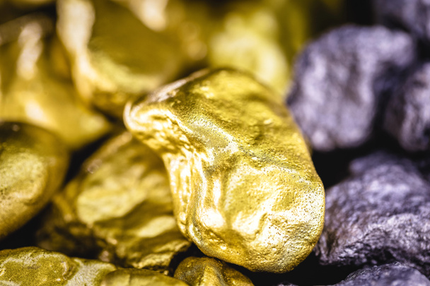 Steine aus Gold und Silber brutto, Mineralgewinnung aus Gold und Silber. Konzept von Luxus und Wohlstand. - Foto, Bild