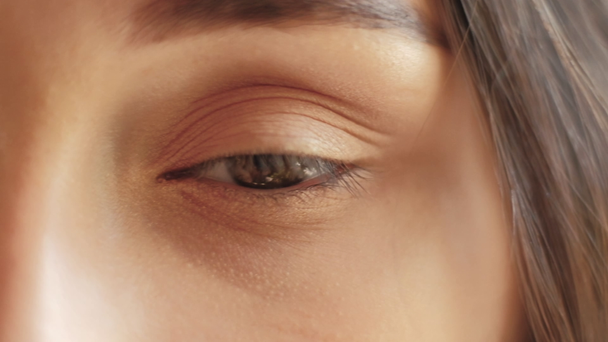 ruskeat naisen silmät rauhallinen nainen tarjouksen ilmeen
 - Materiaali, video