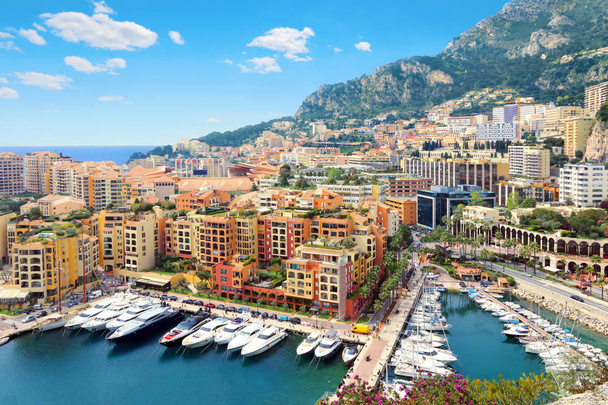  Cap d ' Ail і район Фонтвілль в Монако.                                 - Фото, зображення