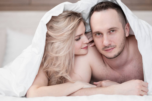 夫婦、男と女がベッドに横たわり、抱きしめて寝ている. - 写真・画像