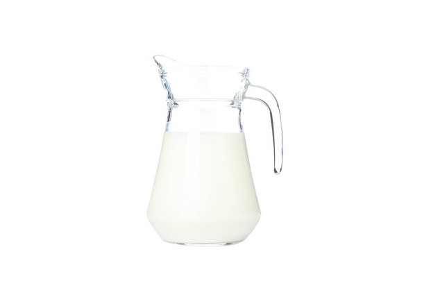 Кувшин со свежим молоком на белом фоне
 - Фото, изображение