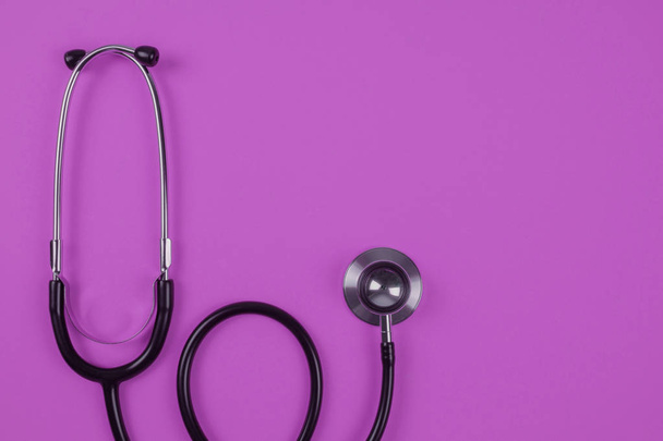 Stethoskop auf pastellfarbenem Hintergrund. - Foto, Bild