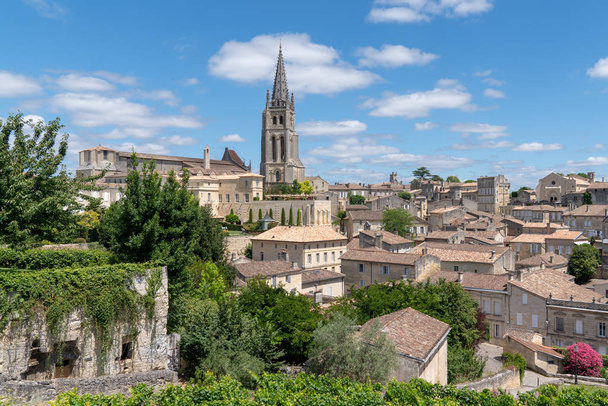 középkori város Saint Emilion falu templomtorony Franciaországban - Fotó, kép