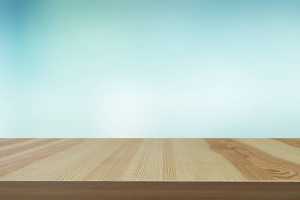 Деревянный стол на фоне размытой природы
 - Фото, изображение