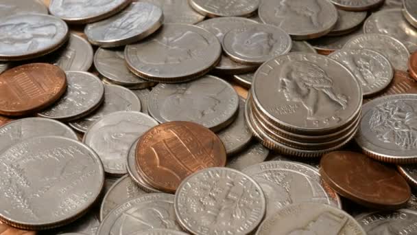 Americké peníze. Velká hromada mincí amerických centů různých denominací. Finanční zázemí. Selektivní zaměření. Close-up. - Záběry, video