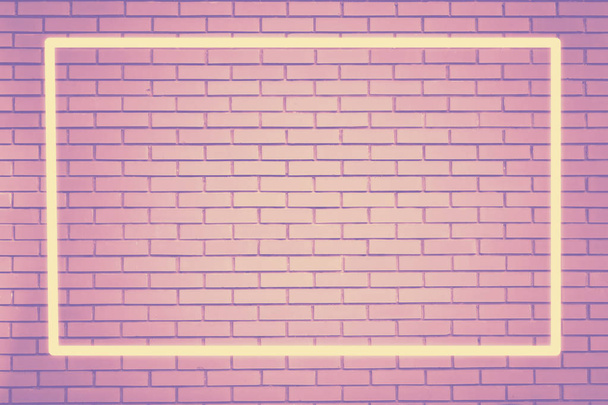 marco de neón rosa brillante en una pared de ladrillo rosa como una plantilla para el diseño. Concepto de moda, espacio para el texto
  - Foto, Imagen