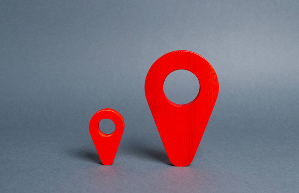 小さくて大きな赤いナビゲーション位置インジケータ。より重要で人気のある場所の概念。競争。到着地点距離を測定し、ルートを構築. - 写真・画像