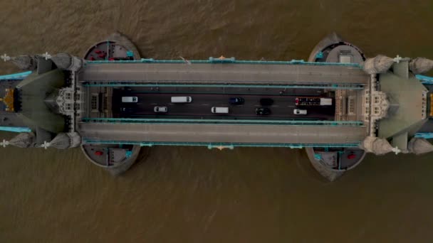 Légi kilátás a Tower Bridge, London város és a Shard felhőkarcoló.  - Felvétel, videó