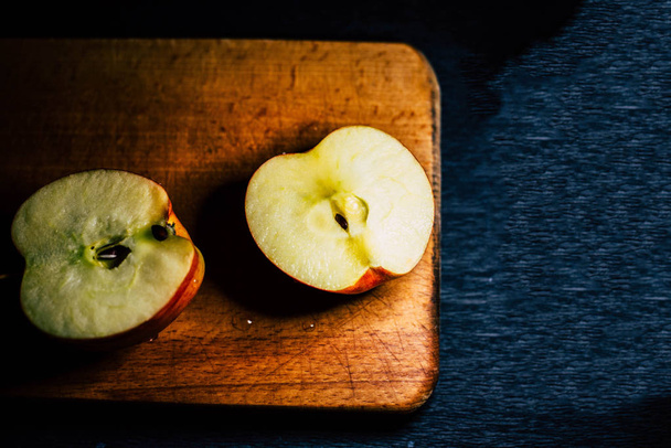 Sliced apple on a wooden board - Fotoğraf, Görsel