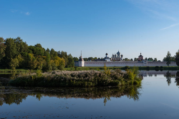Monasterio de la Asunción Tikhvin (Bogorodichny Uspensky) en Tikhvin. Región de Leningrado. Rusia
 - Foto, imagen
