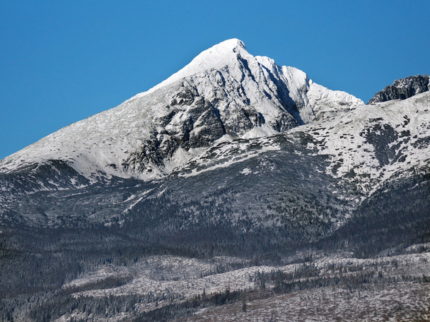 高タトラ山脈の雪に覆われた krivan - 写真・画像