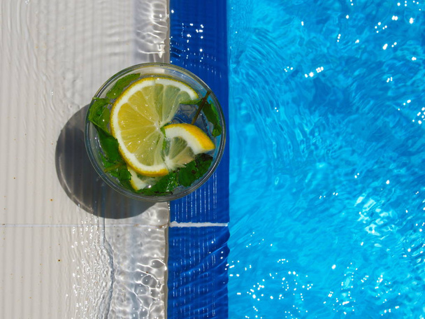 zwembad en Mojito cocktail - Foto, afbeelding