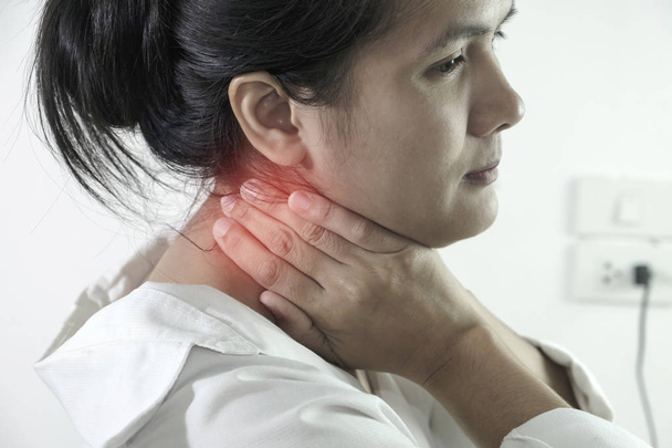 Zbliżenie młodej kobiety z bólem gardła - Zdjęcie, obraz