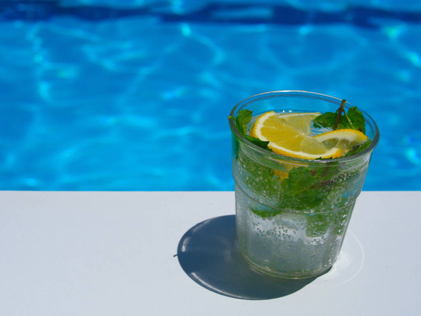 бассейн и коктейль мохито
 - Фото, изображение