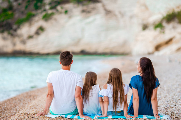 Молодая семья в отпуске веселится - Фото, изображение
