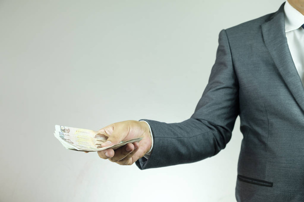 Hombre de negocios sosteniendo dinero
 - Foto, imagen