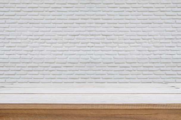 Пустой верх деревянного стола или прилавка на стене из белого кирпича для текса
 - Фото, изображение
