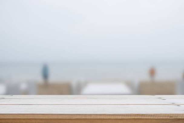Fa asztal tetején a strandon. - Fotó, kép
