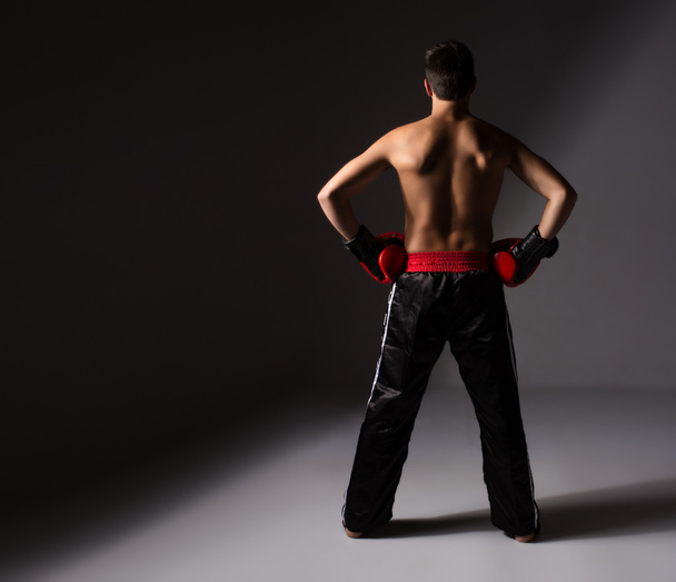 jonge mannelijke kickbokser - Foto, afbeelding