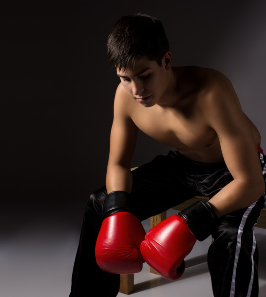 Joven kickboxer masculino
 - Foto, Imagen