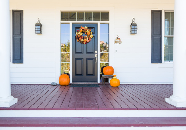 Őszi dekoráció díszíti gyönyörű belépési út a Home - Fotó, kép