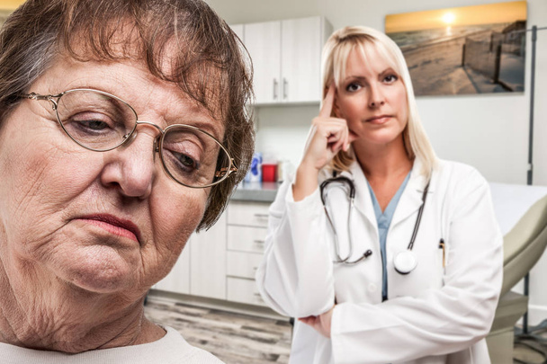 Συμπονετικός γιατρός στέκεται πίσω από προβληματική ανώτερη ενήλικη γυναίκα σε - Φωτογραφία, εικόνα