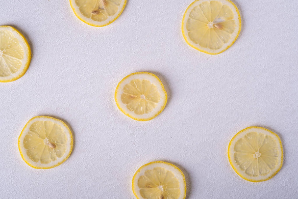 Čerstvé citronové řezy na bílém pozadí, textuře, vrcholové zobrazení, plochá - Fotografie, Obrázek