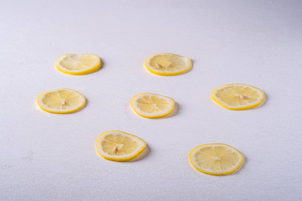 rodajas de limón fresco sobre fondo gris blanco, textura, vista angular
 - Foto, Imagen