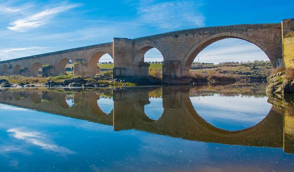 El Puente del Arzobispo, Toledo eyaleti, Castille-La Mancha, İspanya. Başpiskoposun köprüsü.  - Fotoğraf, Görsel