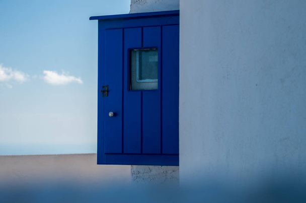 Santorini detalles típicos pintados de azul en la ciudad de Oia, Grecia, cabaña de madera
 - Foto, imagen