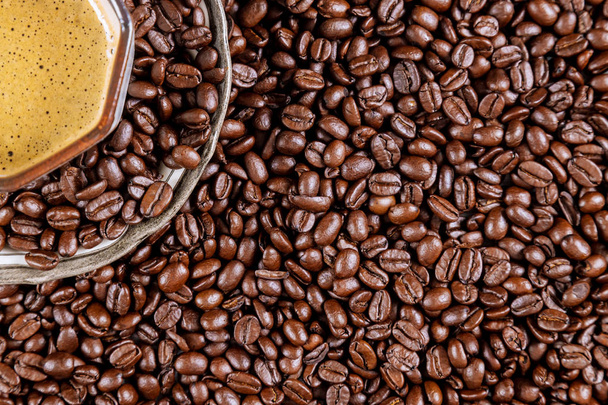 Grãos de café marrom uma xícara de café colocado em um pronto para beber café
 - Foto, Imagem